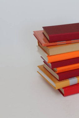 Beyaz arkaplan üzerine kitap yığını