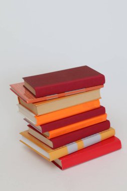 Beyaz arkaplan üzerine kitap yığını