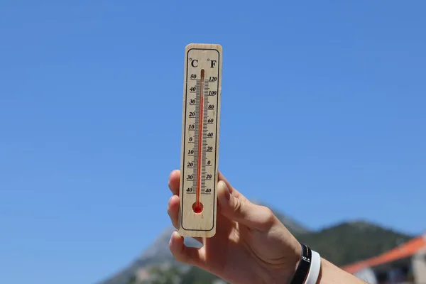 The thermometer shows high temperatures