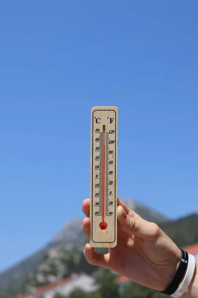The thermometer shows high temperatures