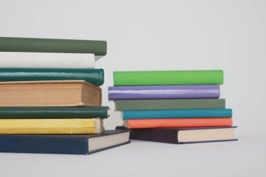 Beyazların oyun alanı üzerine bir yığın kitap.