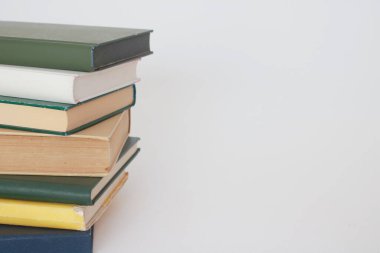 Beyazların oyun alanı üzerine bir yığın kitap.