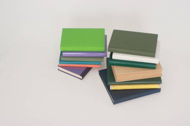 Beyazların oyun alanı üzerine bir yığın kitap.