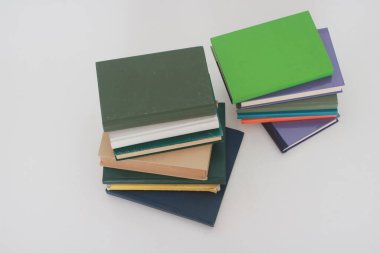 Beyazların oyun alanı üzerine bir yığın kitap.