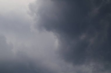 Kara gökyüzü ve yağmur bulutları