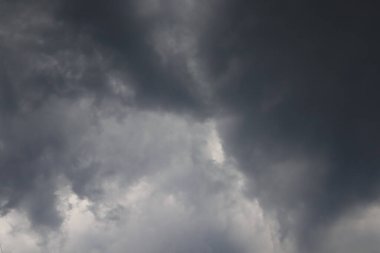 Kara gökyüzü ve yağmur bulutları