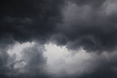 Kara gökyüzü ve yağmur bulutları