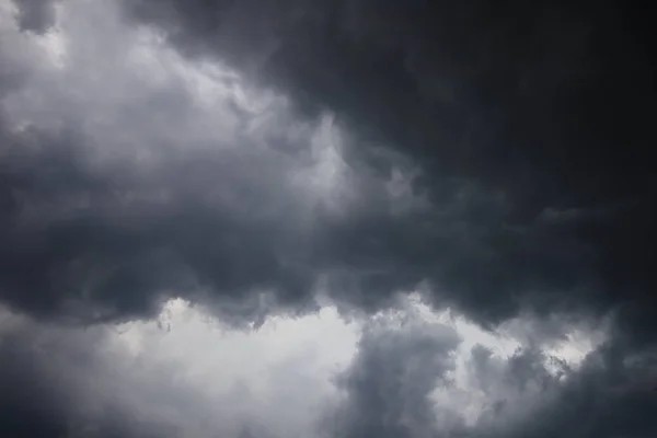 Céu Escuro Com Nuvens Chuva — Fotografia de Stock