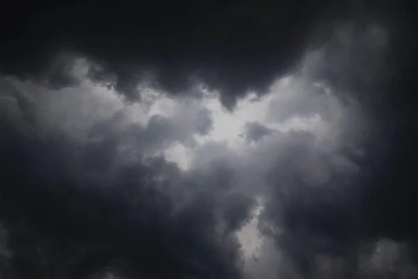 Céu Escuro Com Nuvens Chuva — Fotografia de Stock