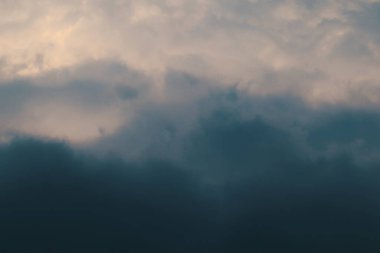 Kara gökyüzü ve yağmur bulutları