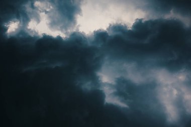 Kara gökyüzü ve yağmur bulutları