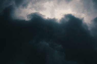 Kara gökyüzü ve yağmur bulutları