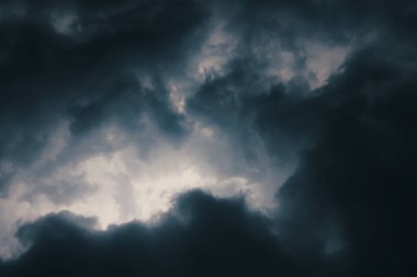 Kara gökyüzü ve yağmur bulutları