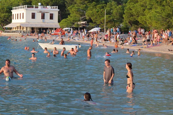Makarska Croatia 2022Tourists European Countries Enjoy Holidays Sea Beach Makarska — Fotografia de Stock