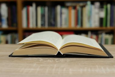 Tahta masanın üzerinde açık bir kitap