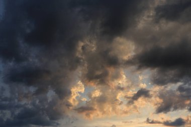 Güzel gün batımı gökyüzü bulutlu