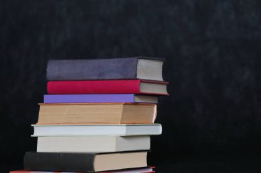 Siyah arkaplan üzerine kitap yığını