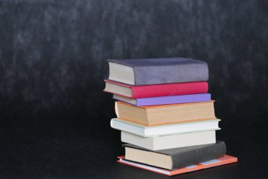 Siyah arkaplan üzerine kitap yığını