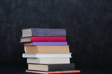Siyah arkaplan üzerine kitap yığını