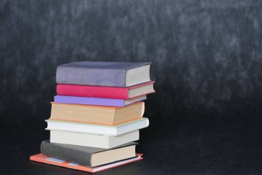 Siyah arkaplan üzerine kitap yığını