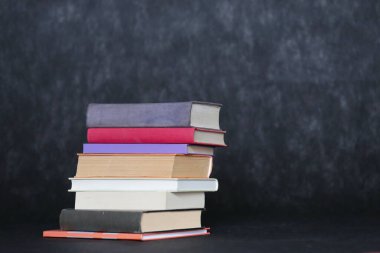 Siyah arkaplan üzerine kitap yığını