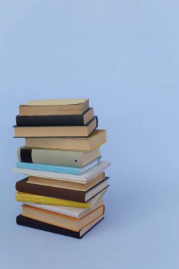 mavi zemin üzerine kitap yığını
