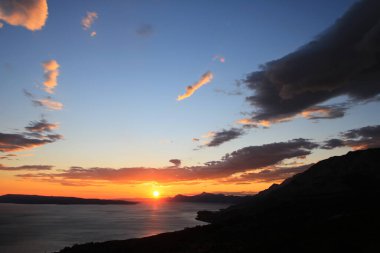 Denizin üzerinde güzel bir gün batımı