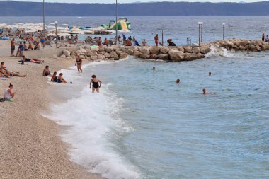 Podgora,12.09.2022. Makarska Riviera sahilindeki turistler
