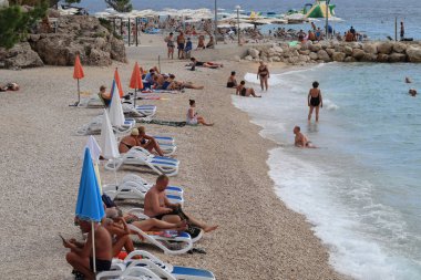 Podgora,12.09.2022. Makarska Riviera sahilindeki turistler