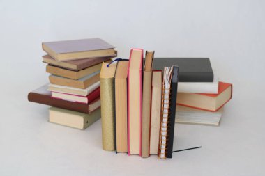 Beyaz arkaplan üzerine kitap yığını