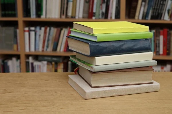 Egy Halom Könyv Fából Készült Asztalon — Stock Fotó