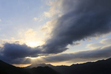 Dağlarda güzel bir gün batımı