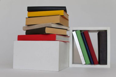 Beyaz arkaplan üzerine kitap yığını