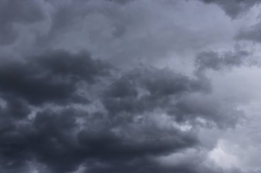 Gökyüzündeki kara bulutlar