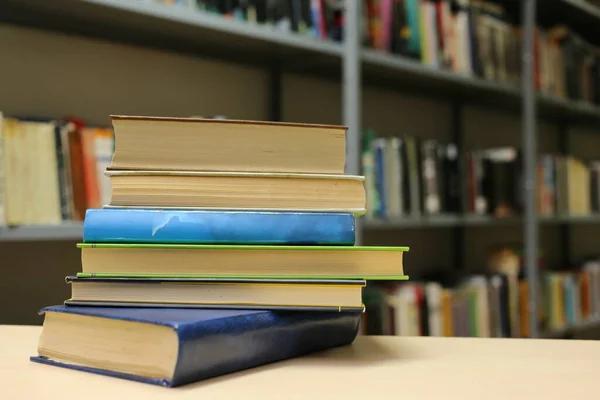 Bücherstapel Auf Holztisch Bibliothek — Stockfoto