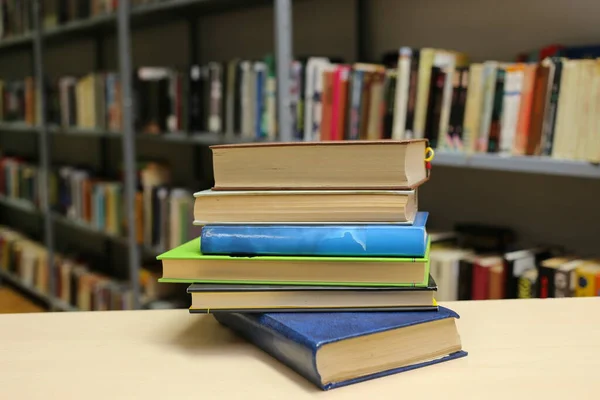 Bücherstapel Auf Holztisch Bibliothek — Stockfoto