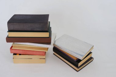 Beyaz arkaplan üzerine kitap yığını