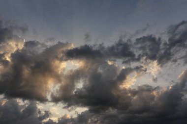 Güzel gün batımı gökyüzü bulutlu