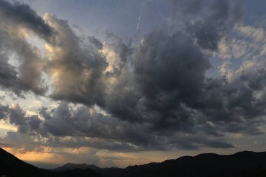 Dağın üstünde güzel bir gün batımı