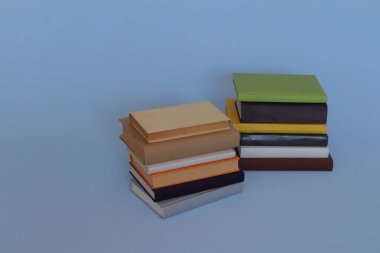 Bir yığın kitap ve ahşap masa.