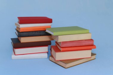 Beyaz arkaplan üzerine bir kitap yığını