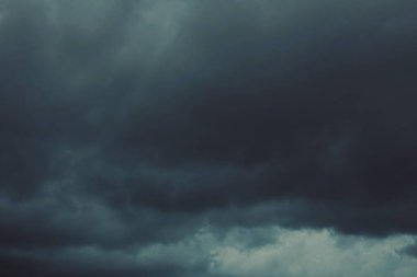 Gökyüzündeki kara bulutlar