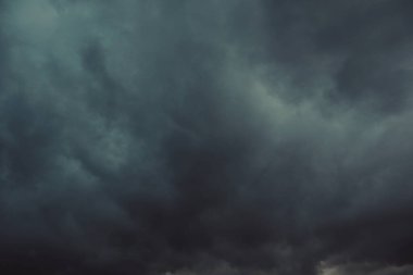 Bulutlu gökyüzünün arka planı. Kara fırtınalı bulut. metin için boşluk kopyala