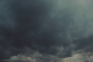 Gökyüzündeki kara bulutlar