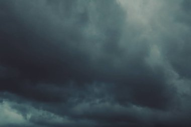 Gökyüzü arkaplanı olan güzel kara bulutlar