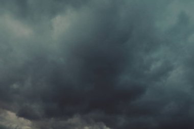 Gökyüzündeki kara bulutlar