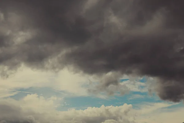 Gyönyörű Drámai Felhőkkel Felhős Nappal — Stock Fotó