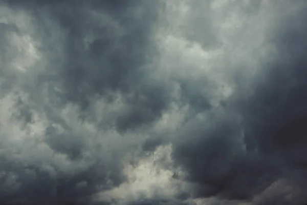 Mörk Himmel Med Moln Atmosfär Bakgrund — Stockfoto