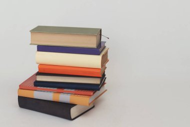 Beyaz arkaplan üzerine kitap yığını
