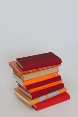 Beyaz arkaplan üzerine kitap yığını